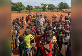 Казахстанский миротворец встретился со школьниками из Африки