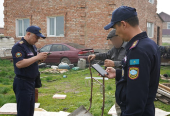Дрон запустили спасатели в ВКО и предупредили жителей о пожарах