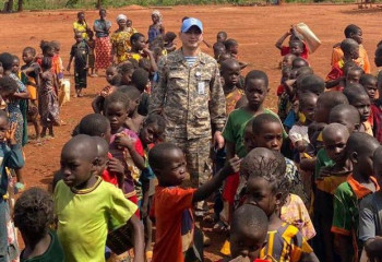 Қазақстандық бітімгер африкалық оқушылармен кездесті