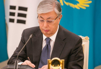 Тоқаев Костенко атындағы шахтаның электр слесарін марапаттады