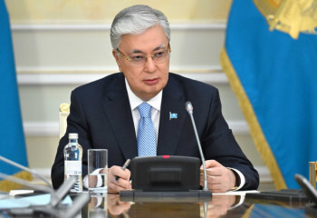 Токаев наградил электрослесаря, который самостоятельно ликвидировал задымление на шахте имени Костенко