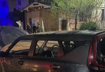 Талдықорғанда белгісіз ер адам ауладағы көлікке бензин шашып, өртеп жіберген