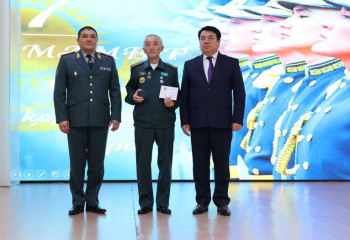 Оқу-ағарту министрі алғашқы әскери дайындық мұғалімдерін марапаттады