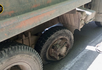 Отлетевшее от камаза колесо на скорости снесло двух человек