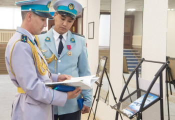 Өртке оранған үйден газ баллон алып шыққан полицейлер марапатталды