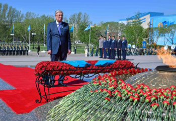 Қасым-Жомарт Тоқаев «Отан Ана» монументіне гүл шоғын қойды
