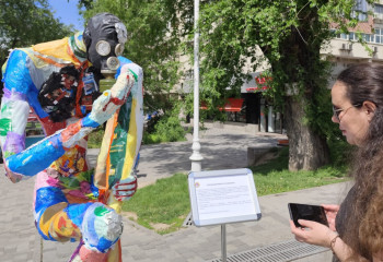 Миллион тенге получил алматинский студент за скульптуру из пакетов и бутылок