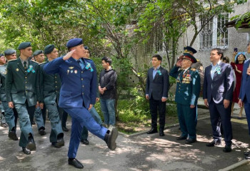 Почести и уважение оказали ветеранам войны военнослужащие в Алматы