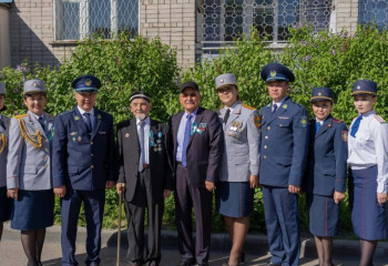 Парад во дворе ветерана ВОВ Курмата Рахимова провели полицейские ВКО