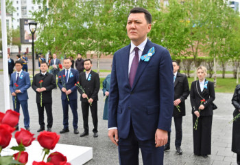 Государственный советник возложил цветы к памятнику Талгату Бегельдинову