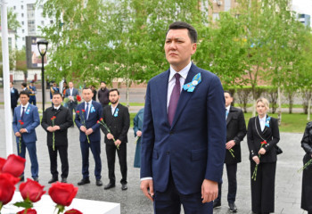 Ерлан Қарин Талғат Бигелдиновтің ескерткішіне гүл шоқтарын қойды