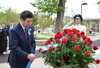Мәжіліс төрағасы Мәншүк Мәметованың ескерткішіне гүл шоқтарын қойды