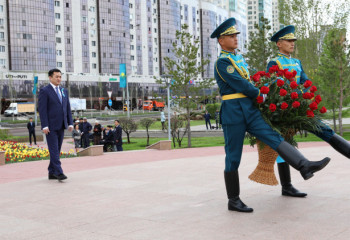 Цветы к памятнику Бауыржану Момышулы возложил руководитель Администрации Президента