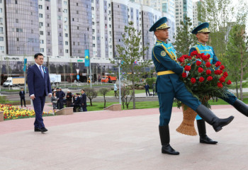 Президент Әкімшілігінің басшысы Бауыржан Момышұлының ескерткішіне гүл шоғын қойды