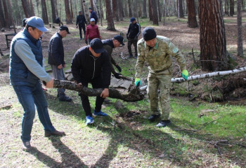 В Каркаралинском Национальном природном парке очистили от мусора несколько родников