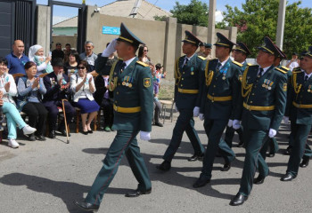 В Жамбылской области военные прошли торжественным маршем у домов ветеранов войны