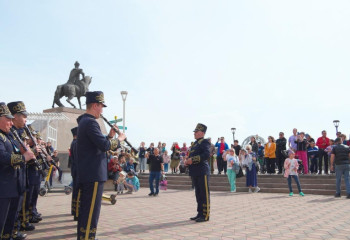 Симфонический оркестр выступил на набережной Астаны