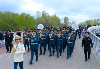 Әскери оркестр Есіл жағалауында шеру өткізді