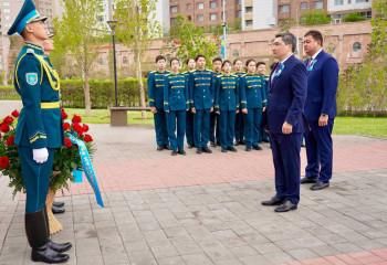 Olzhas Bektenov lays flowers at Halyk Kaharmany Rakhymzhan Koshkarbayev monument