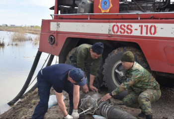 Дорогу между селами в Атырауской области разобрали из-за паводков