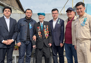 Члены Ассамблеи народа Казахстана поздравили ветеранов с Днем Победы