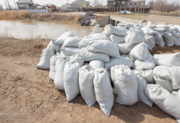 В связи с подъемом воды на реке Жайык продолжаются берегоукрепительные работы