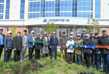 Астанада волонтерлер қала тұрғындарына көшет сыйлады