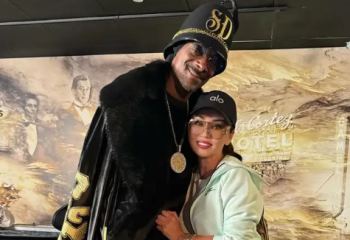 Баян Алагөзова Снуп Догқа қазақтың шапанын жапты