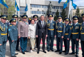 Әскери қызметшілер Әлия Молдағұлованың ескерткішіне гүл шоқтарын қойды