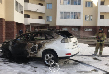Легковое авто сгорело в Астане, находясь во дворе дома