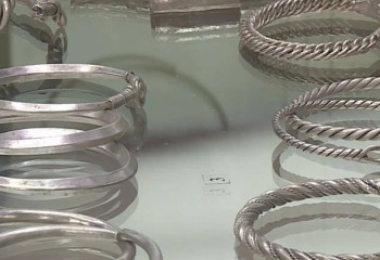 Мужчина нашёл в лесу клад XII века с серебряными украшениями