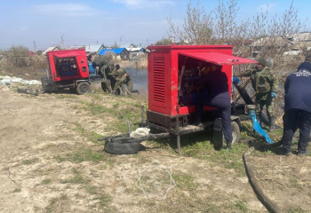 Спасатели продолжают осушать дворы Петропавловска