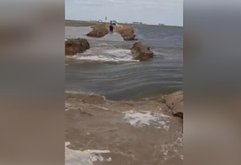 Река разлилась из-паводков и затопила часть дороги «Атырау-Индер-Уральск»