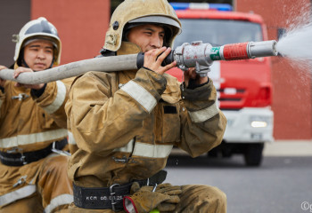 Мужчина получил ожоги во время горения двух авто в Семее