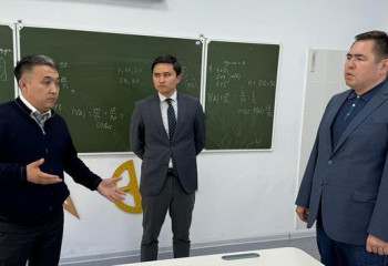 Оқушы сыныптасы мен мұғалімді пышақтады: әкім жарақат алған жасөспірімнің үйіне барды