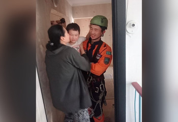 Сотрудники МЧС залезли на балкон 5-го этажа, чтобы спасти мальчика в Талдыкоргане