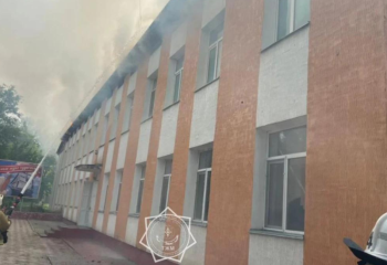 Во время уроков загорелась крыша школы в Шымкенте