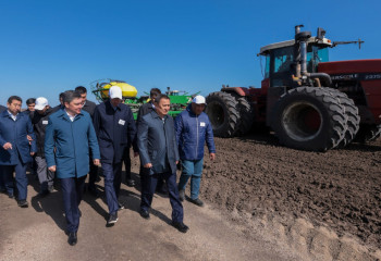 Олжас Бектенов Ақмола облысының егіншілерімен кездесіп, егіс жұмыстарының барысын тексерді