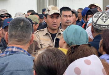 Жители Кульсары собрались перед зданием акимата Жылыойского района