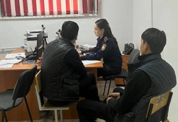 Ақтөбеде жас жігіттер тірі кірпіні доп қылып ойнаған