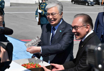 Премьер-министр Малайзии подарил шоколадный торт Касым-Жомарту Токаеву на день рождения