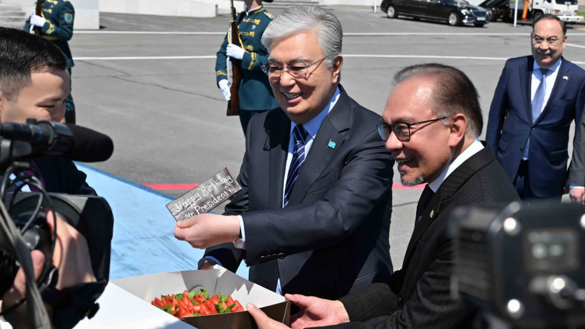 Malaysian PM presents chocolate cake to Kassym-Jomart Tokayev for birthday