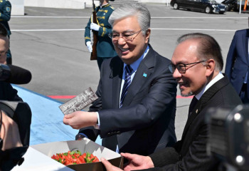 Malaysian PM presents chocolate cake to Kassym-Jomart Tokayev for birthday