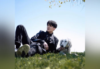 Димаш Кудайберген показал тазы, подаренного ему Президентом