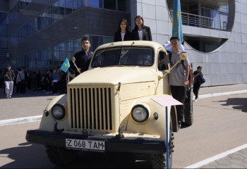 Ретро-выставка автомобилей и артефактов прошла в колледже Астаны