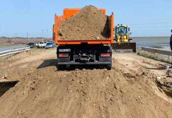 Қызылқоғада су шайған жолдар мен көпірлер қалпына келтірілуде