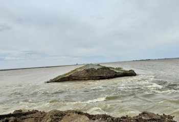 Часть трассы «Атырау – Уральск» разрушили из-за опасности затопления сел