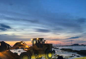 На 71-м километре автодороги «Атырау-Урал» через трассу пропускают воду