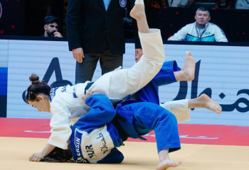 Әбужақынова мен Сметов әлем чемпионатын жалғастырады