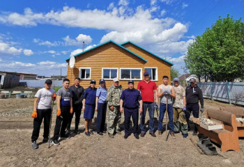 Тасқыннан кейін: СҚО полицейлері ауыл тұрғынының үйінде сенбілік өткізді